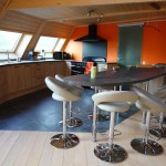 Cuisine et table des petits-déjeuners des chambres d'hôtes Le Domaine du Centaure, à Sylvains les Moulins