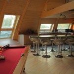 Billard, cuisine et table des petits-déjeuners des chambres d'hôtes Le Domaine du Centaure, à Sylvains les Moulins