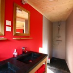 Douche à l'italienne de la chambre ‘Le Cœur grenadine‘, à Sylvains les Moulins