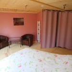 La chambre d'hôtes La Vie en rose, au Domaine du Centaure, en Normandie, avec sa salle de douche à l'italienne attenante et privée