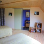 La chambre d'hôtes On dirait le sud, au Domaine du Centaure, en Normandie, avec sa salle de douche à l'italienne attenante et privée