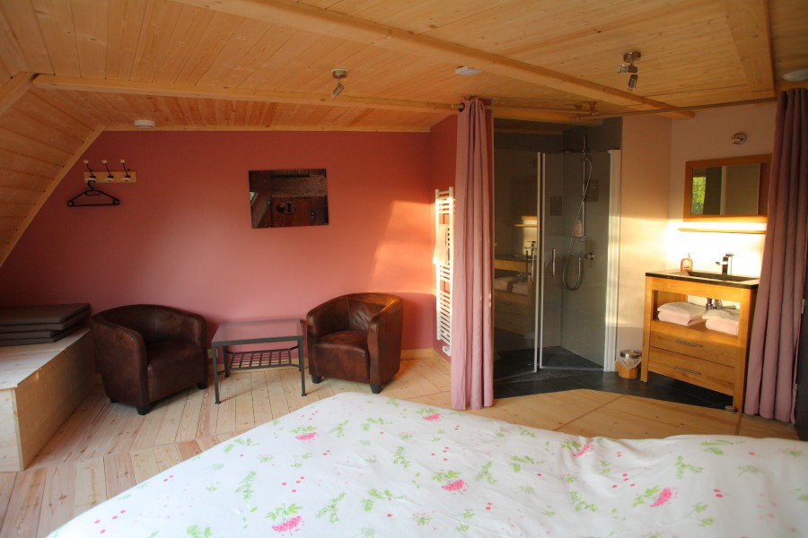 La chambre d'hôtes La Vie en rose, au Domaine du Centaure, illuminée par le soleil de Normandie