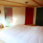 Chambre d'hôtes Le Cœur grenadine, au Domaine du Centaure, en Normandie, avec sa salle de douche à l'italienne attenante et privée