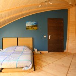 La chambre d'hôtes ‘L'Encre de tes yeux‘, au Domaine du Centaure, avec son futon, sa salle de douche attenante et privée et ses WC