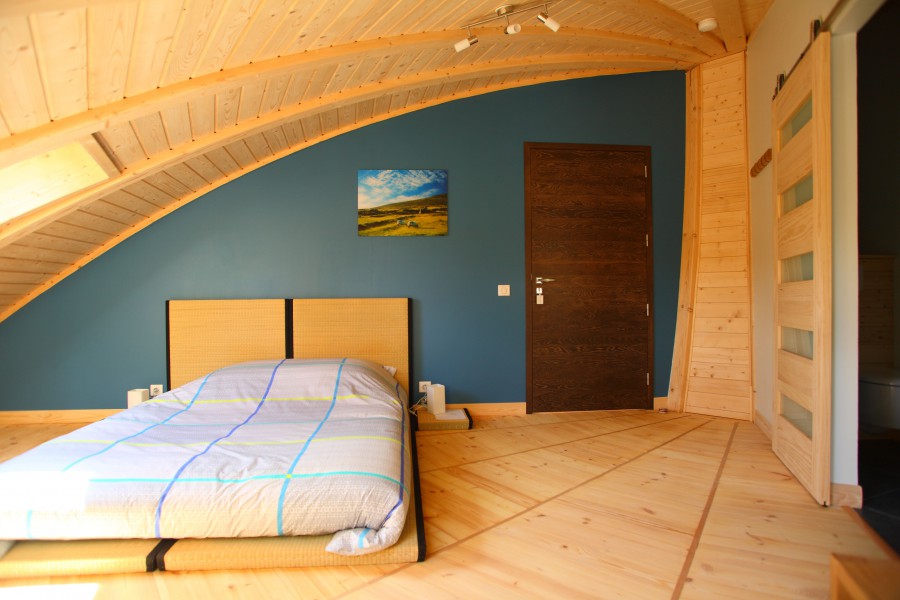 La chambre d'hôtes "L'Encre de tes yeux", au Domaine du Centaure, avec son futon, sa salle de douche attenante et privée et ses WC