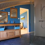La chambre d'hôtes ‘L'Encre de tes yeux‘, au Domaine du Centaure, avec son futon, sa salle de douche attenante et privée et ses WC