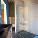 La chambre d'hôtes ‘L'Encre de tes yeux‘, au Domaine du Centaure, avec son futon, sa salle de douche attenante et privée et ses WC