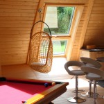 Un fauteuil spécial cocooning dans le salon du Domaine du Centaure