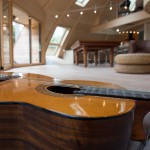 Guitare et salle commune des chambres d'hôtes insolites Le Domaine du Centaure - Crédit photo: © Evreux Normandie Tourisme