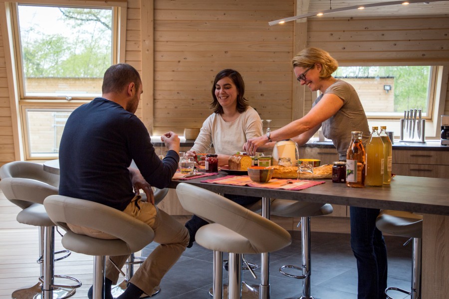 Le petit-déjeuner des chambres d'hôtes Le Domaine du Centaure: un moment de partage et de convivialité - Crédit photo: © Evreux Normandie Tourisme