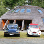 Voitures de collection devant Le Domaine du Centaure à l'occasion du Centenaire Citroën à La Ferté Vidame - juillet 2019