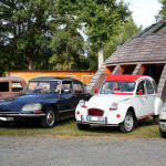 Voitures de collection devant Le Domaine du Centaure à l'occasion du Centenaire Citroën à La Ferté Vidame - juillet 2019