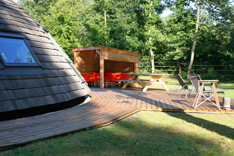 Une terrasse bois, une pergola et un salon d'été pour mieux profiter des belles journées au Domaine du Centaure