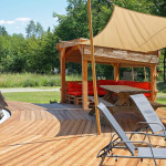 Une terrasse bois, une pergola et un salon d'été pour mieux profiter des belles journées au Domaine du Centaure