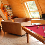 Espace de convivialité dans la pièce commune: billard, coin lecture, jeux de société, musique...